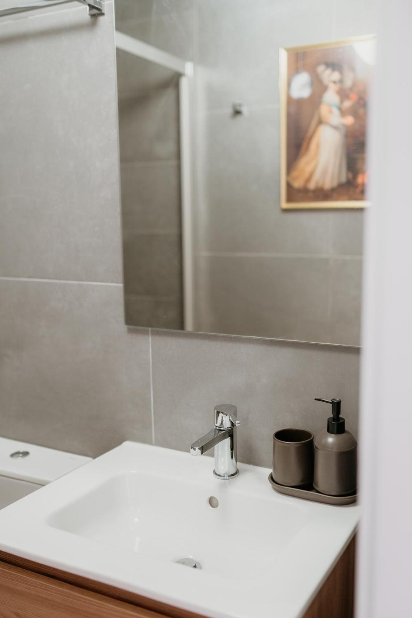 Mary Orange - No 236 1e - Sophisticated Two-bedroom Getaway Appartement