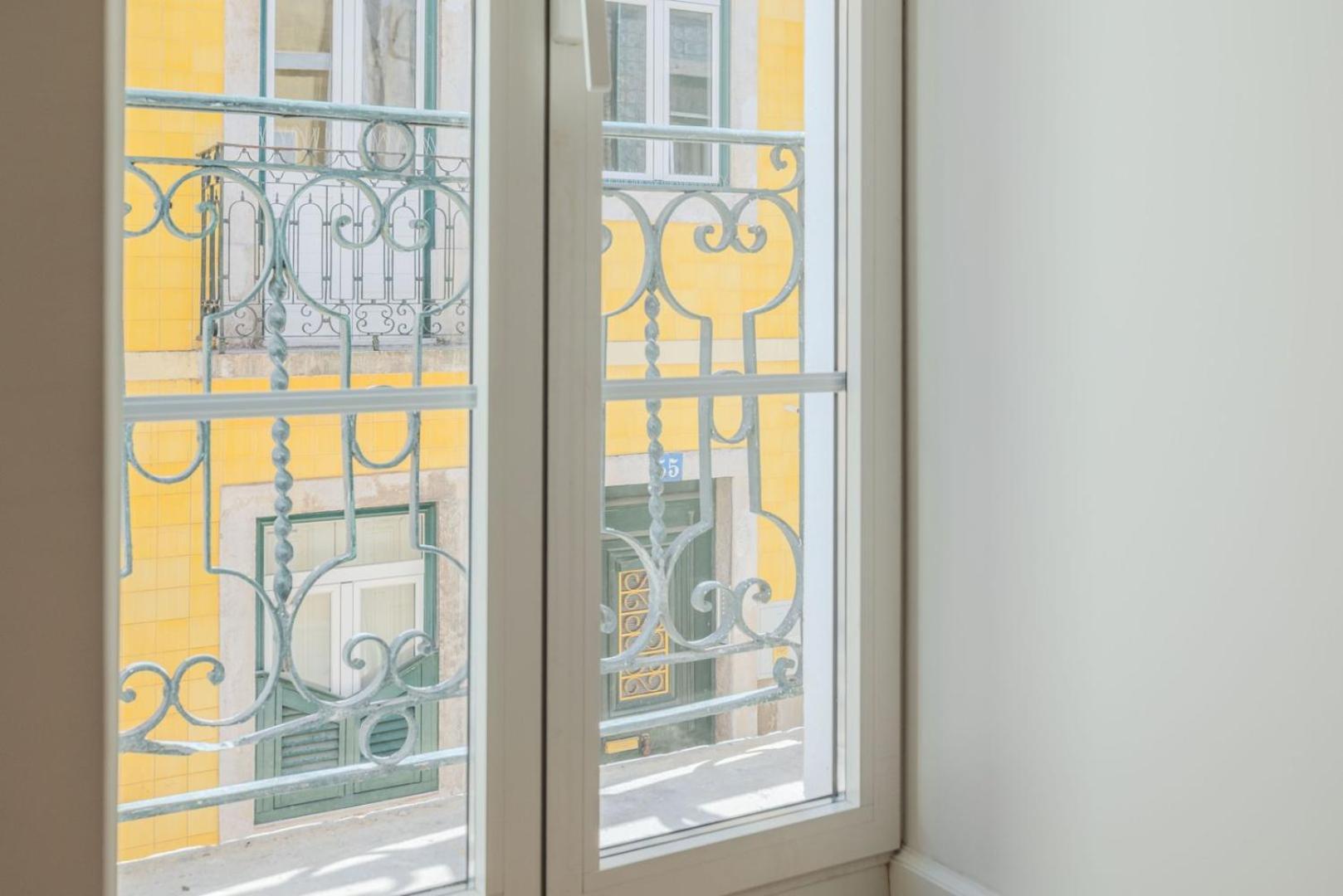 Newly Renovated 2br With Ac & Terrace | By Airnest Appartement Lisboa