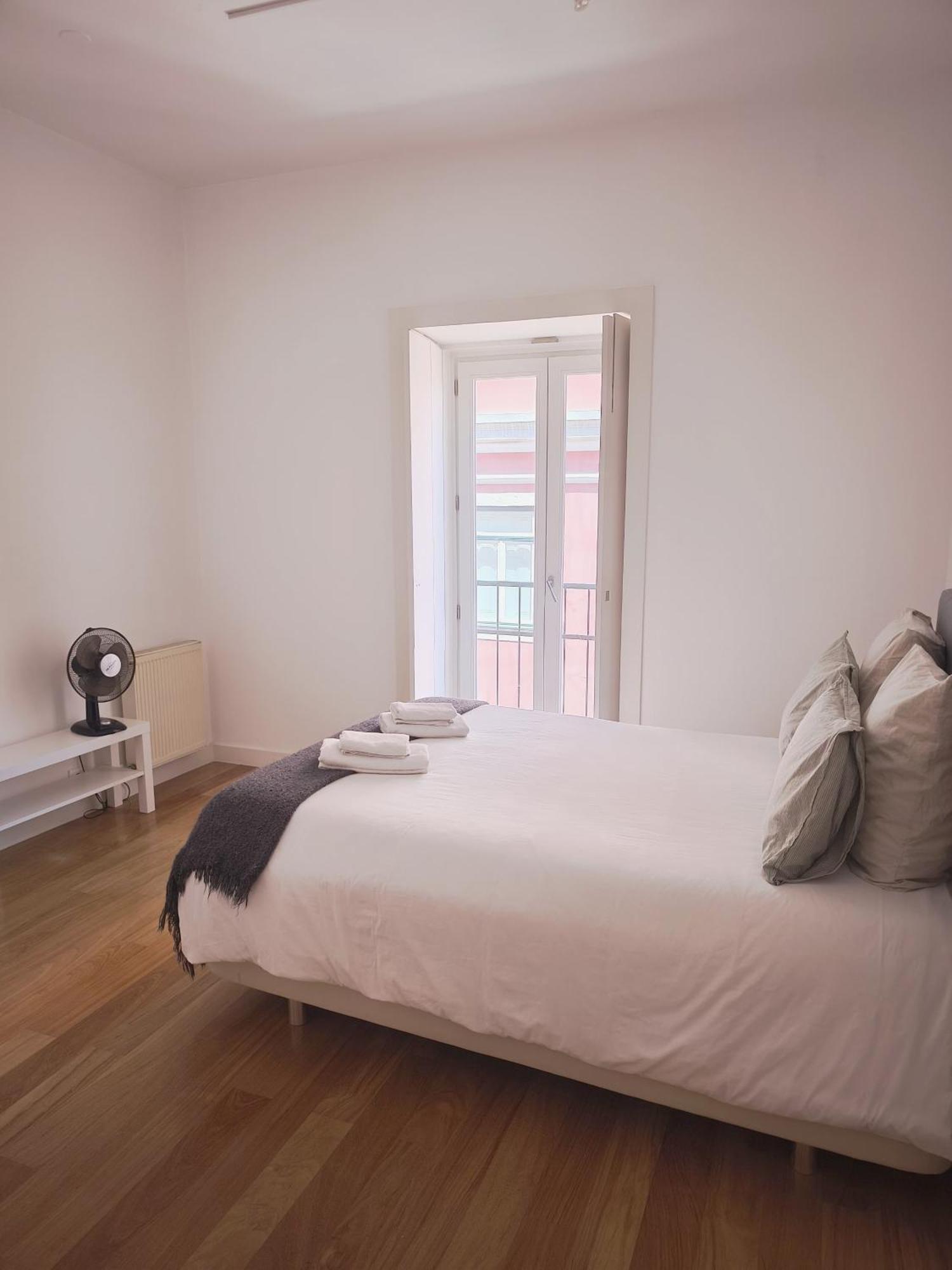 Apartment With Three Bedroom In Historic Largo Do Carmo *
