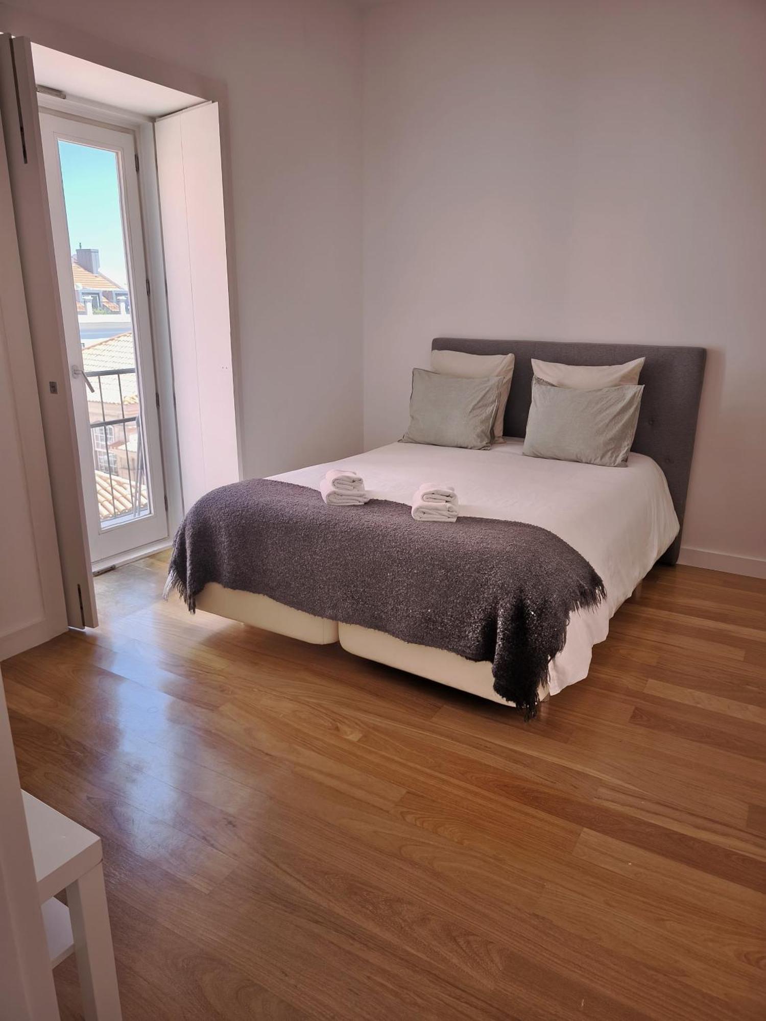 With Three Bedroom In Historic Largo Do Carmo Apartment *