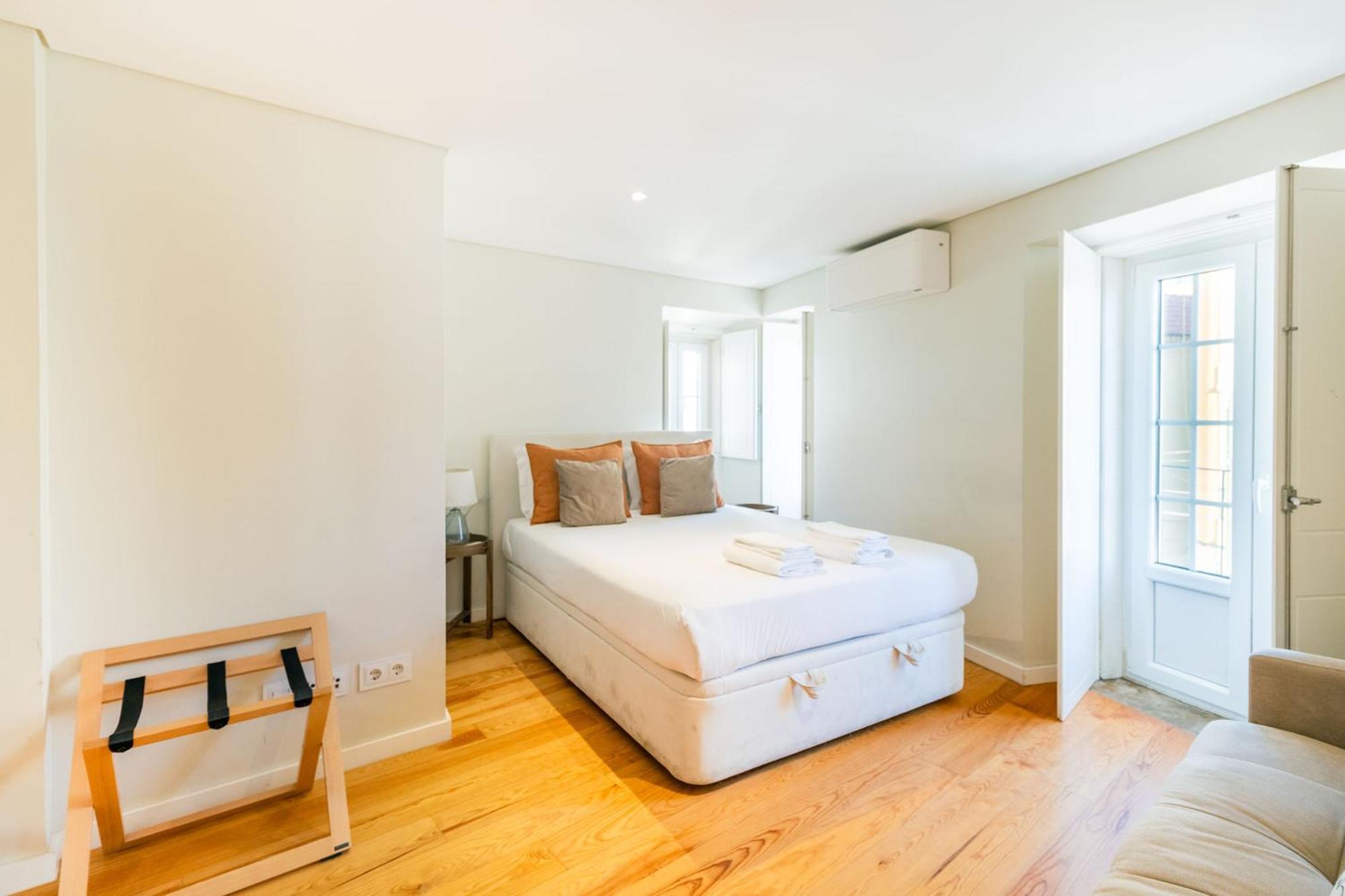 Discover Lisbons History - Stylish In Alfama Apartment