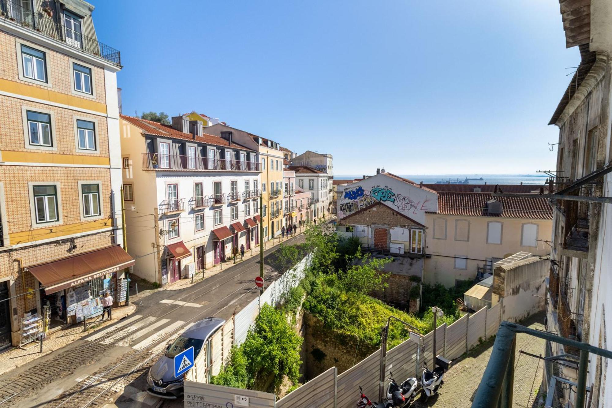 Discover Lisbons History - Stylish In Alfama Apartment