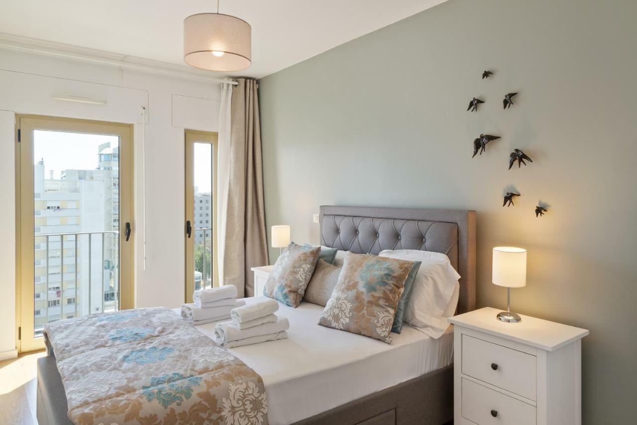Stunning 2 Bdr Apt Sleeps 4 Nr Entrecampos Hébergement de vacances *