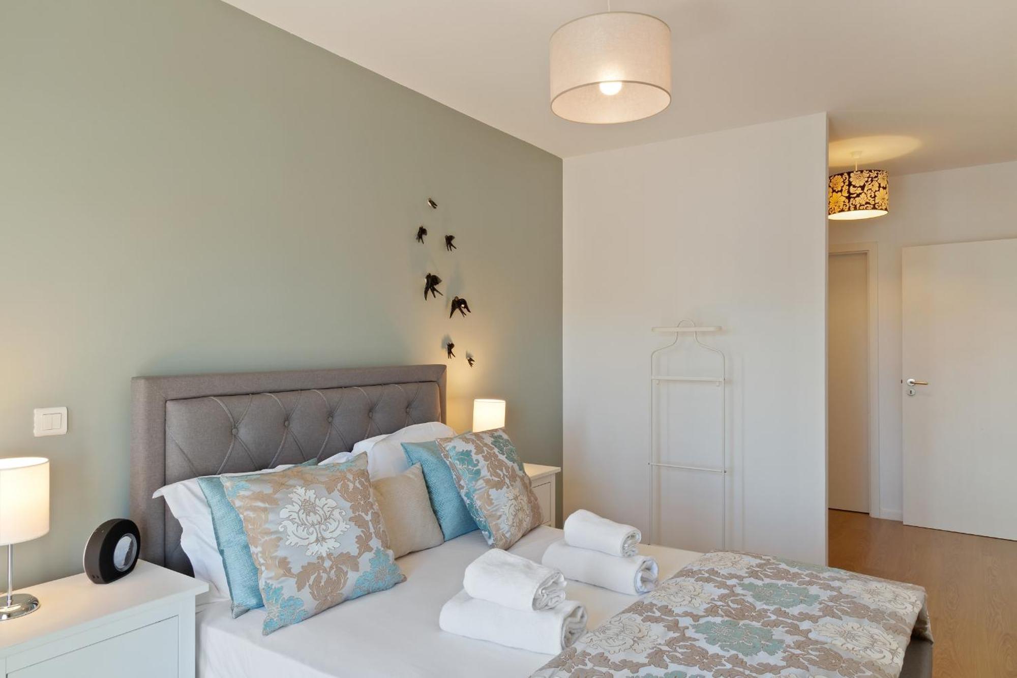 Stunning 2 Bdr Apt Sleeps 4 Nr Entrecampos Hébergement de vacances *
