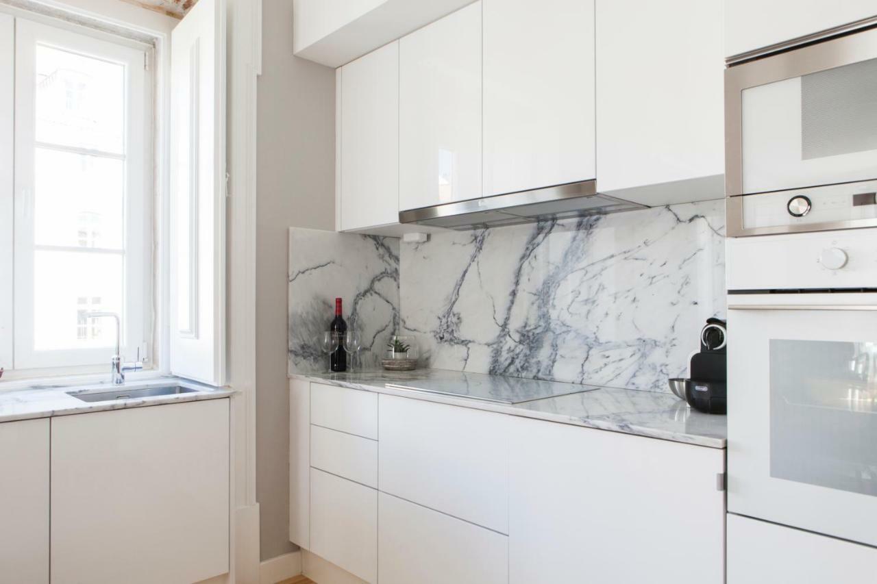 Alfama Sophisticate Flat With Balconies 2bedrs 2baths & Ac In 19th Century Building Historic Center Lisboa