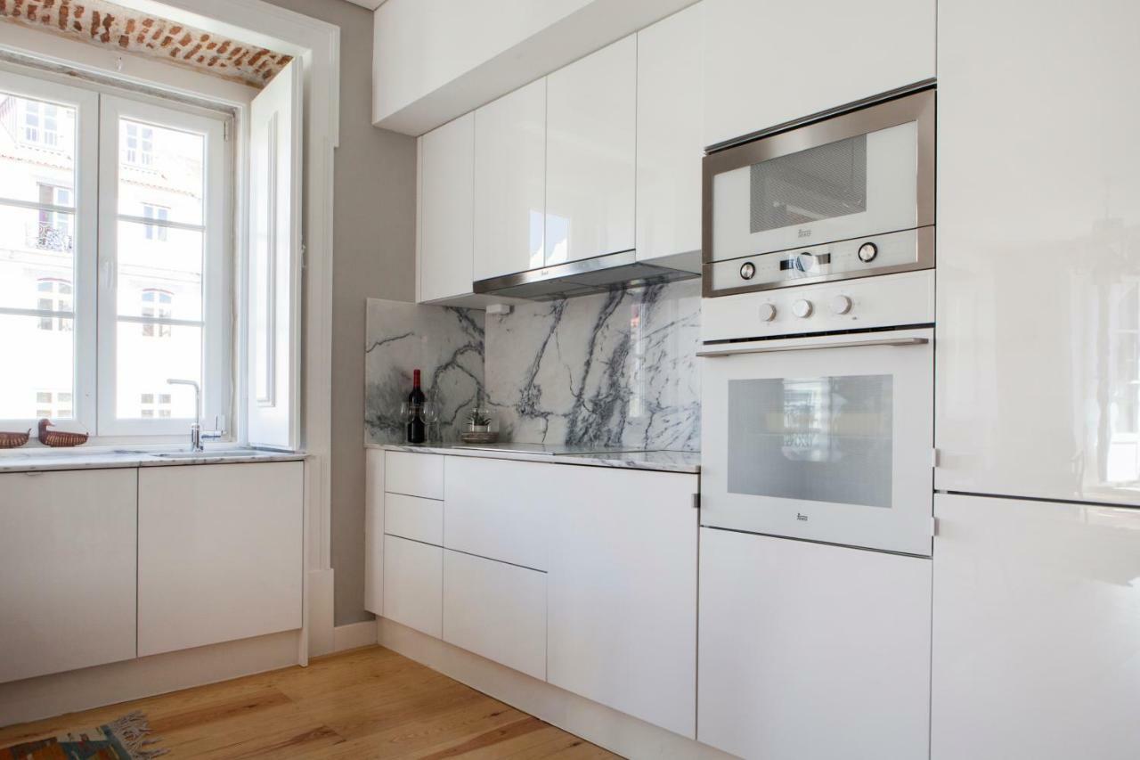 Alfama Sophisticate Flat With Balconies 2bedrs 2baths & Ac In 19th Century Building Historic Center Lisboa