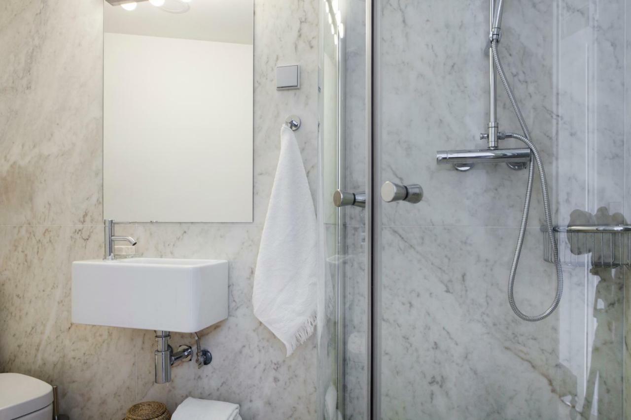 Alfama Sophisticate Flat With Balconies 2bedrs 2baths & Ac In 19th Century Building Historic Center Lisboa