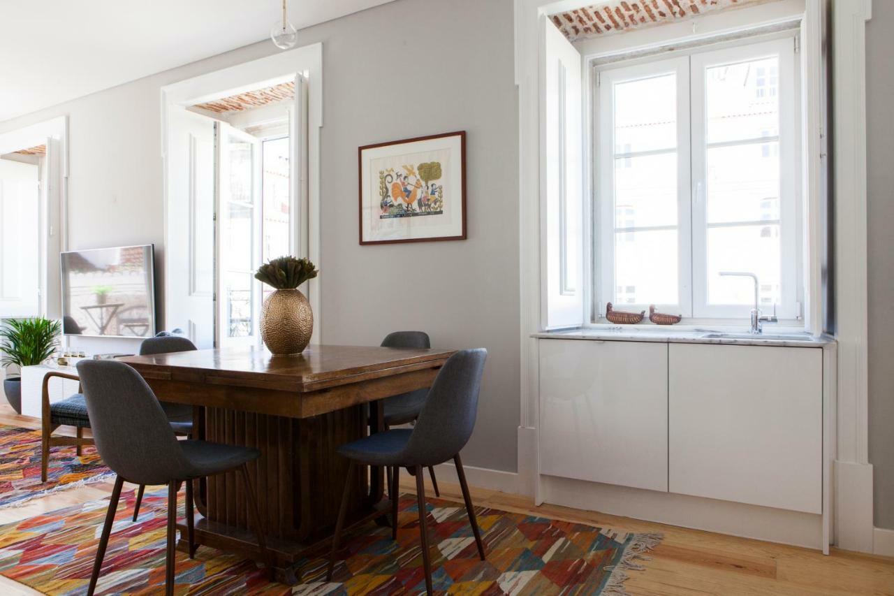Alfama Sophisticate Flat With Balconies 2bedrs 2baths & Ac In 19th Century Building Historic Center Apartamento *