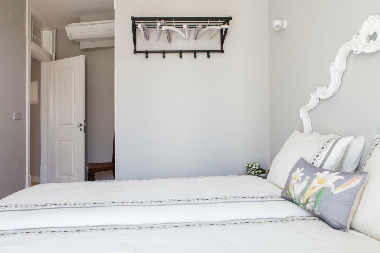 Alfama Sophisticate Flat With Balconies 2bedrs 2baths & Ac In 19th Century Building Historic Center Apartamento *