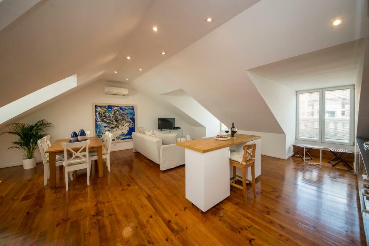 Appartement A Captivating Close To River Tagus In *