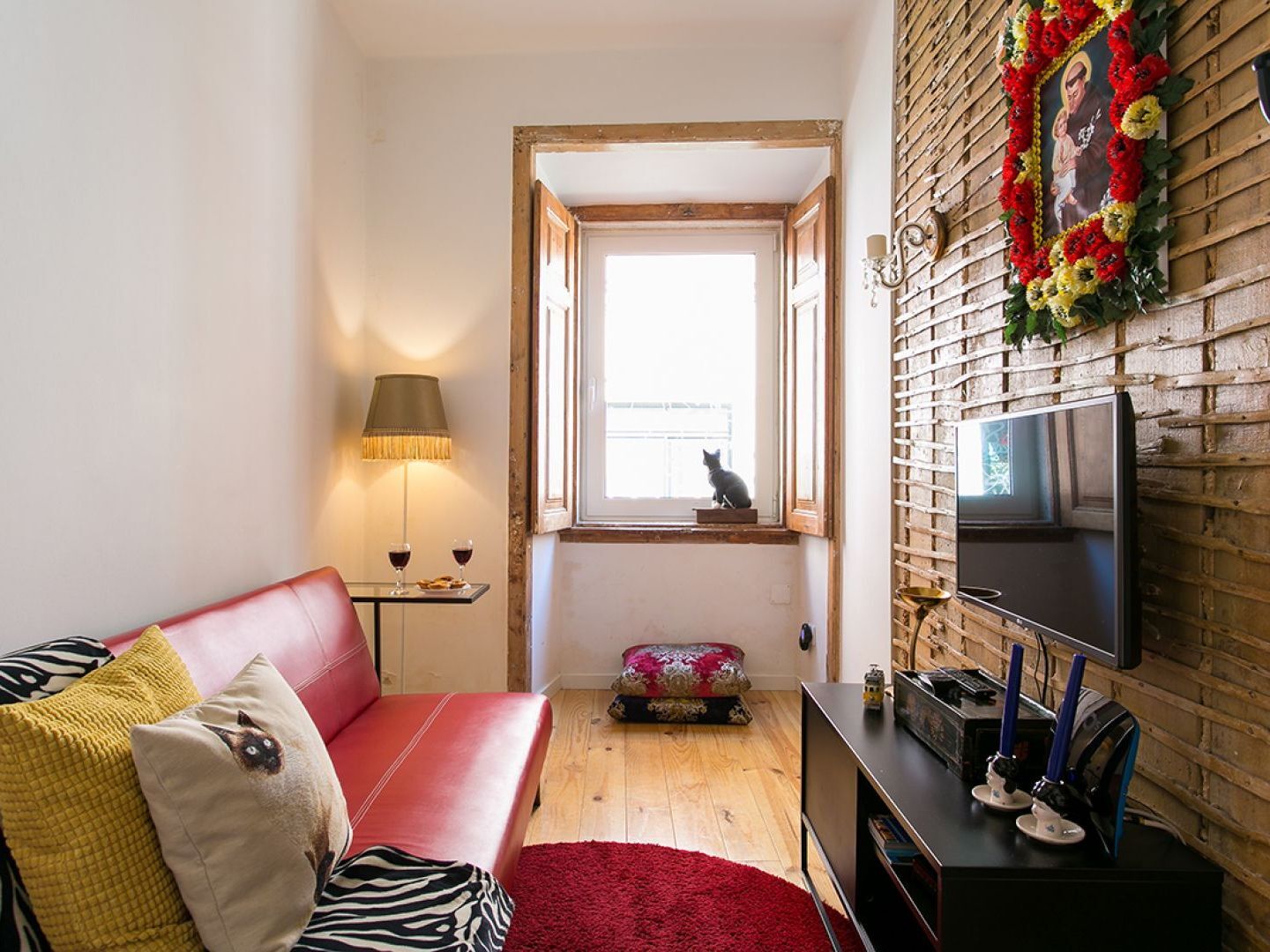 Joivy Inviting Flat Next To Bica Elevator * Lisbon