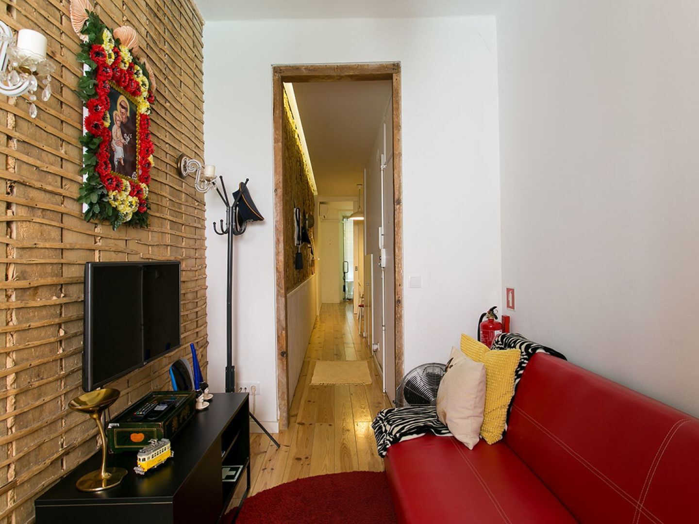 Apartment Joivy Inviting Flat Next To Bica Elevator Lisbon