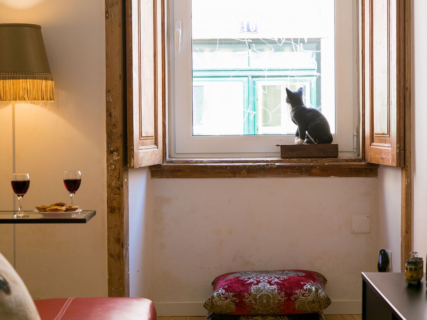 Joivy Inviting Flat Next To Bica Elevator Lisbon