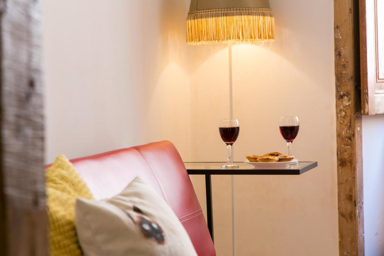 Apartment Joivy Inviting Flat Next To Bica Elevator Lisbon