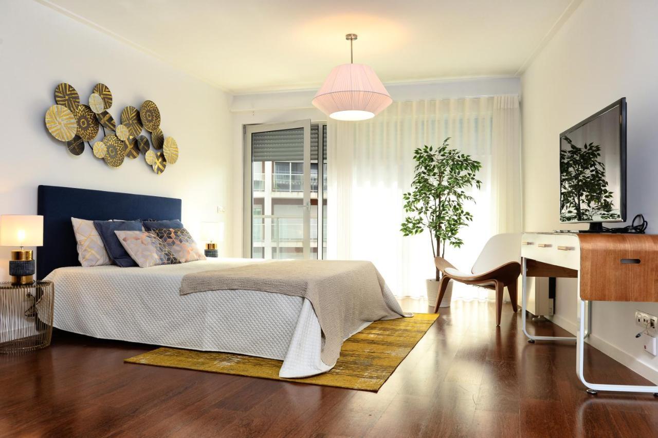 New Loft With Swimming Pool At Parque Nacoes! Lisbon