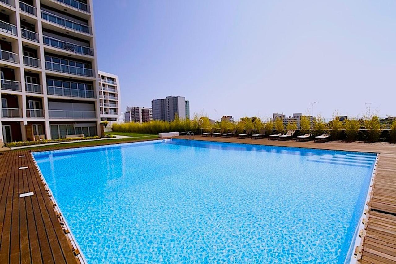 New Loft With Swimming Pool At Parque Nacoes! Lisbon