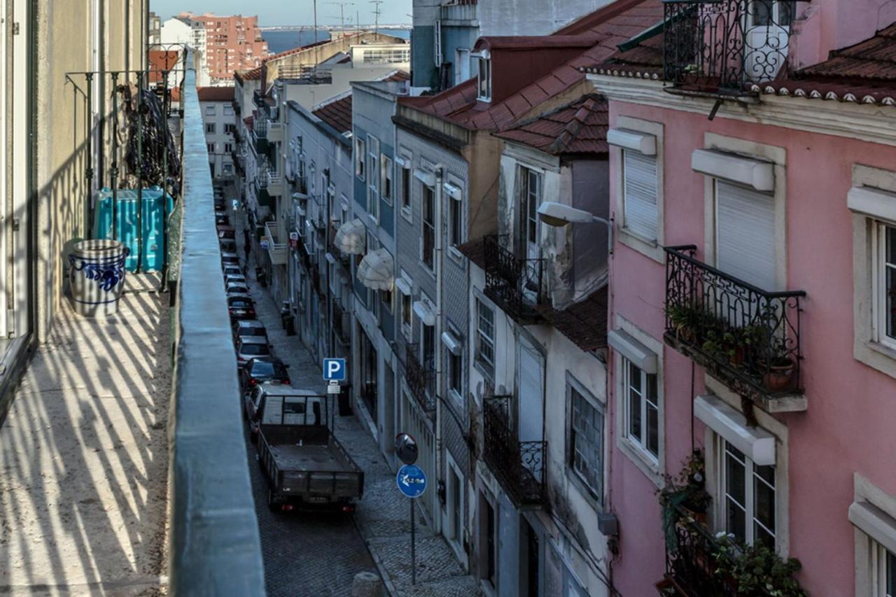 Lovelystay - Sunny Flat W/ Balcony Overseeing Graca And River Appartement Lissabon