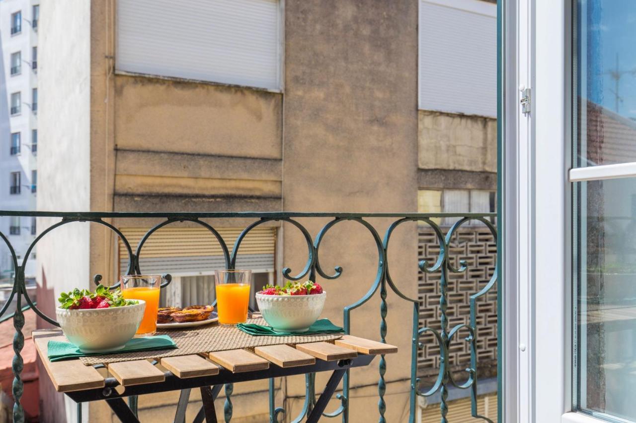 Lovelystay - Sunny Flat W/ Balcony Overseeing Graca And River Appartement