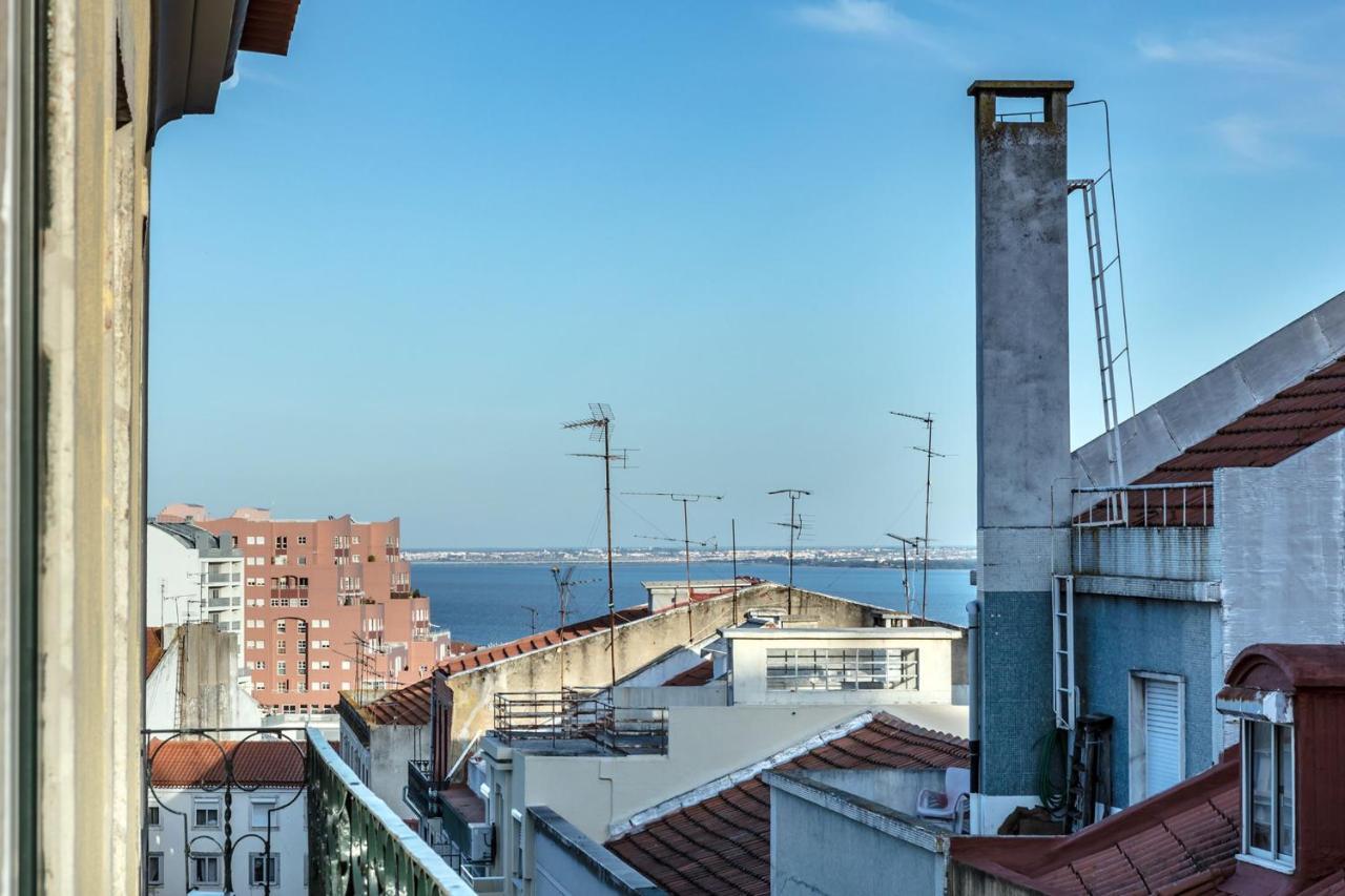 Lovelystay - Sunny Flat W/ Balcony Overseeing Graca And River *