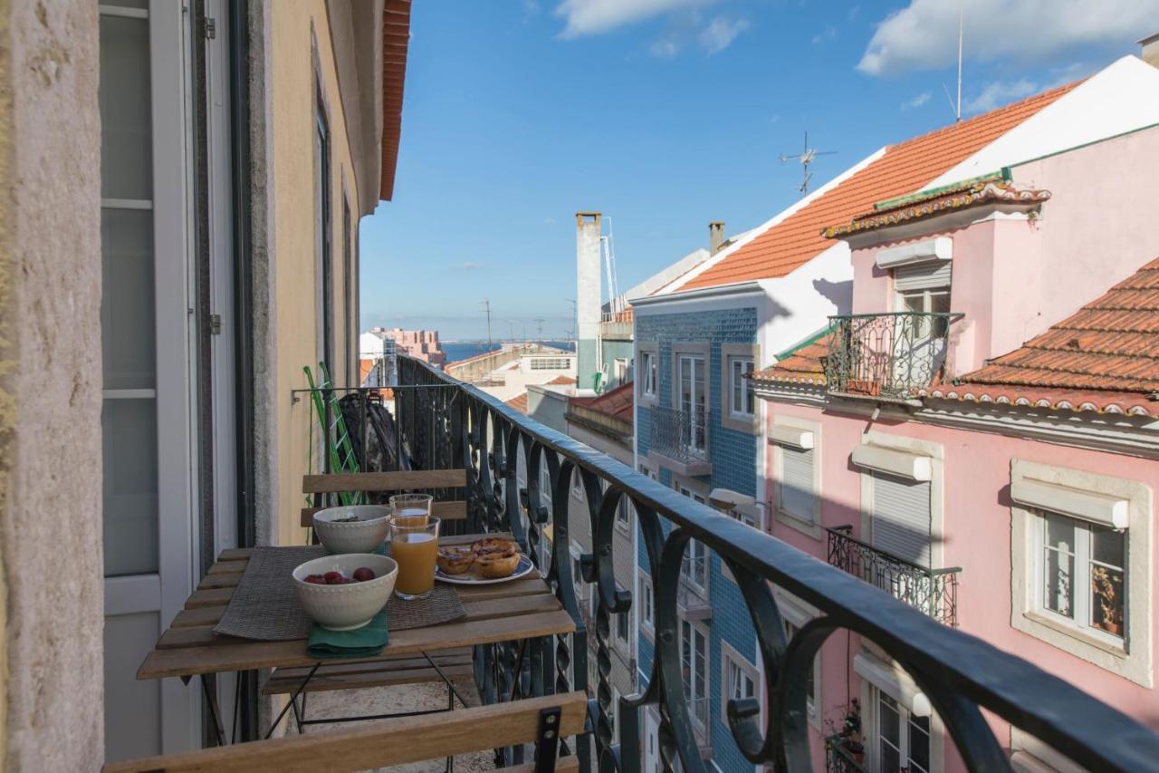 Lovelystay - Sunny Flat W/ Balcony Overseeing Graca And River * Lissabon