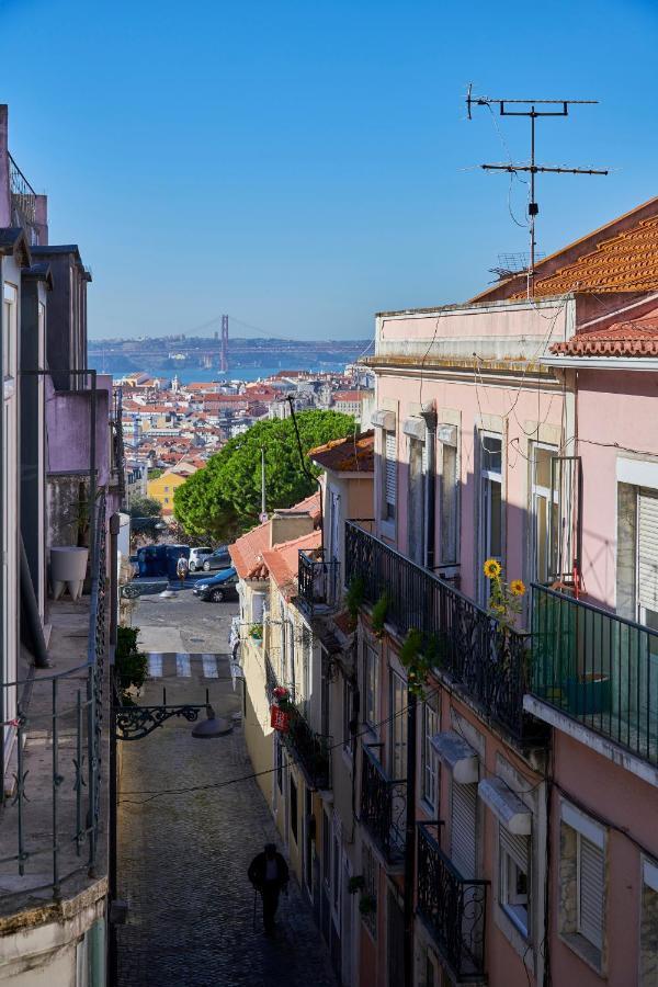 Aesthetic Riverview In Historical Lissabon
