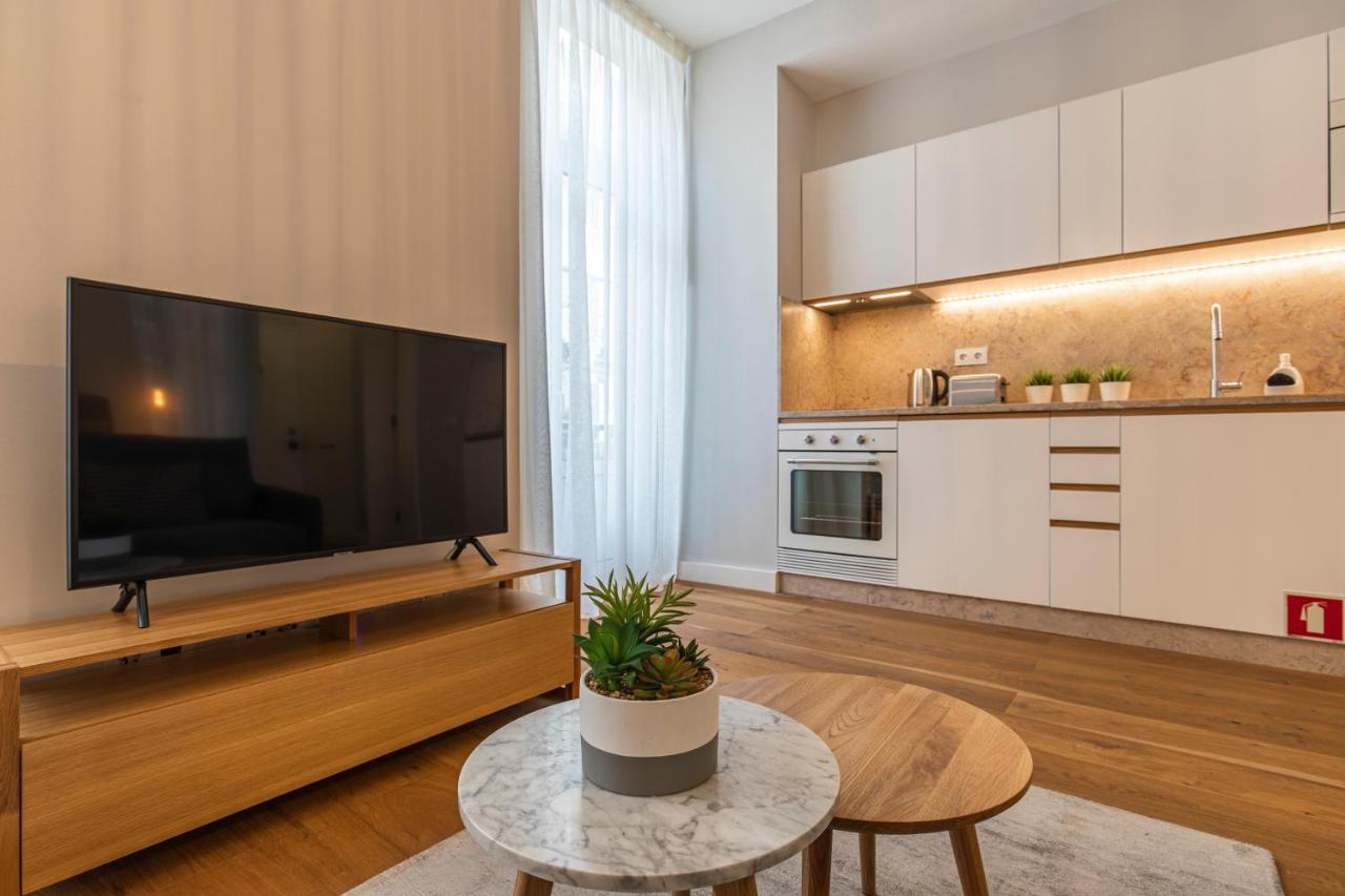 Upscale & Trendy Flat In The Center *
