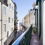 Joivy Marvelous 3-Bed Home With Astonishing View And Terrace, Nearby St George Castle
