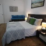Large double room in Lisbon, Marques de Pombal Room 4