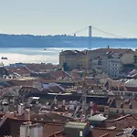 Charming Apartment Castelo. Amazing Lisbon View