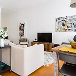 Charming & Modern Flat Close To Time Out Market