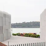 Joivy Modern Flat With River View Near Bica Elevator