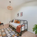 Fantastic Apartment With Balcony In Bica