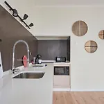 Fantastic Apartment With Balcony In Bica