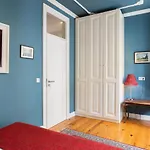 Bright Tailor Made Apartment By The Castle