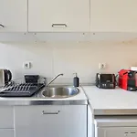 Quiet And Central 2Br Apt, By Timecooler