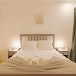Charming Santos Apartment W/ Patio By Lovelystay