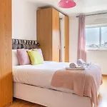 One Bedroom Apartment With Stunning River Views And Private Rooftop!