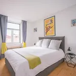 Charming, Sun-Drenched Apartment In Estrela