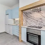 Quarto Aconchegante Com Janela E Vista Para Cidade