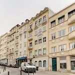 Quarto Aconchegante Com Janela E Vista Para Cidade