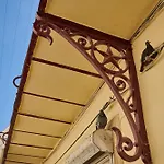 A Back Street Nest