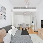 Spacious 1 Bedroom Apartment Near Baixa