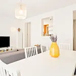 Sunny Bica - Downtown Large Apartment