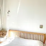 Chambre Avec Salle De Bain Privee Et Balcon Vegetal A Lisbonne Amoreiras
