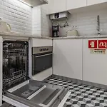 Modern Apartment In Bairro Alto By Lovelystay