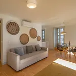 Castelo Superior Two Bedroom Apartment by Les Deux Mariettes
