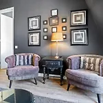 Vintage 1-Bedroom Oasis Center