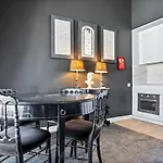 Vintage 1-Bedroom Oasis Center