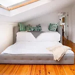 Spacious Penthouse Duplex W Castle Views