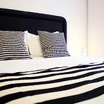 ALTIDO Modern 1-bed Apt with terrace, moments from São Bento Palace
